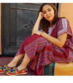 Beau caftan marocain bordeaux à rayures avec des broderies – Image 2