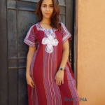 Beau caftan marocain bordeaux à rayures avec des broderies
